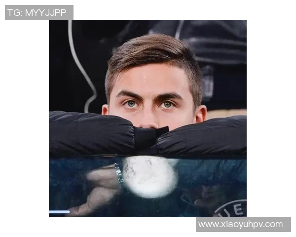 足球场上的颜值担当：盘点那些既帅气又技艺超群的足球巨星